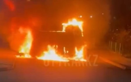 Шымкентте жүріп бара жатқан көлік өртеніп кетті (ВИДЕО)