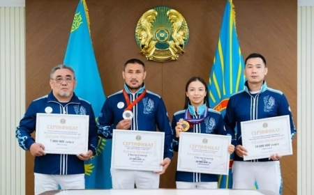Жеңіс Қасымбек пара дзюдошы Ақмарал Науатбек пен Ерғали Шәмейге пәтер сыйлады