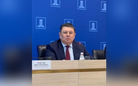 «Төсектен тұрғанда өсек тыңдамаңыз»: Қанат Бозымбаев журналистерге ақыл айтты