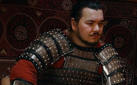 «Қазақтар неге өзін бейшара етіп көрсеткенді жақсы көреді?»: Тарихшы ұлттық идеологияны насихаттайтын жобаларды сынға алды