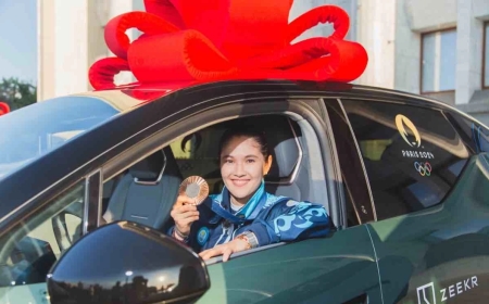 «Ақша керек»: Боксшы Назым Қызайбай сыйға алған көліктерін сатып жатыр