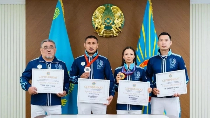 Жеңіс Қасымбек пара дзюдошы Ақмарал Науатбек пен Ерғали Шәмейге пәтер сыйлады