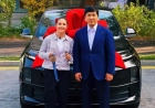 Екі көлігін сатқан боксшы Назым Қызайбайға тағы бір көлік сыйлады