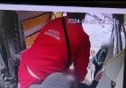 Алматыда жедел жәрдем дәрігері ессіз жатқан науқастың алқасын шешіп алған