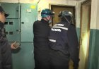 «Күніне 4-5 қапшық қоқыс әкеледі»: Павлодарлық қария пәтерінде үйілген қоқыстың арасында көз жұмды