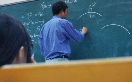 Астанада тарих пәнінің 43 жастағы мұғалімі оқушы қыздарға қырындаған