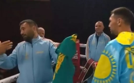 Жәнібек Әлімханұлының жекпе-жегі алдында ескі әнұран қосылды (видео)