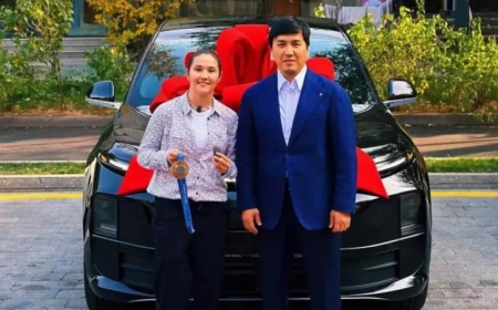 Екі көлігін сатқан боксшы Назым Қызайбайға тағы бір көлік сыйлады