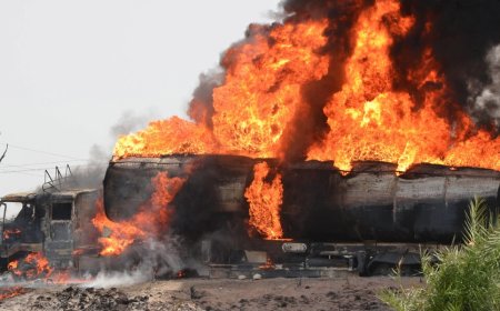 Бензин тасымалдайтын көлік жарылып, 140 адам көз жұмды