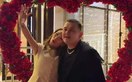 «Отқа да, суға да қол ұстасып бірге»: блогер Елдос Колобок 8 жыл отасқан жарына ерекше тосынсый жасады (ВИДЕО)