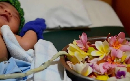 Әйелдер босанғаннан кейін баланың кіндігін кеспеуді сәнге айналдырды