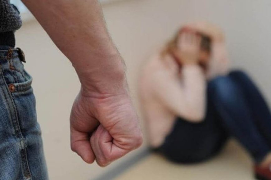 Әйел қызыл тырнақтары мен қолдары бар ер адамды жұлқылайды. Бейнені қараңыз.