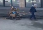 «Мына баланы тауып беріңіздерші»: Жетісайдағы базарда арба сүйреп жүрген 7 жасар баланың видеосы тарады