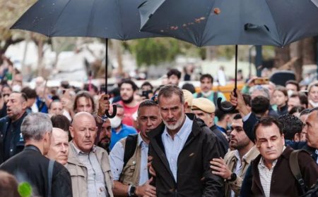 Жители затопленных районов забросали грязью короля Испании