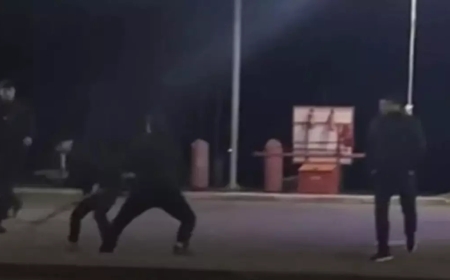 Оралда бір адамды жабылып дубинкамен ұрғандардың сұмдық видеосы тарады