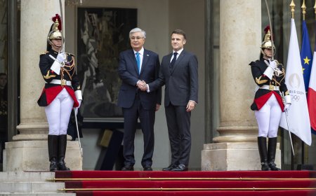 Макрон Х-тегі парақшасында қазақша жазба жариялады