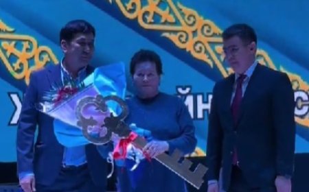Кербұлақ ауданының әкімі тәрбиешіге жоқ үйдің кілтін сыйлаған