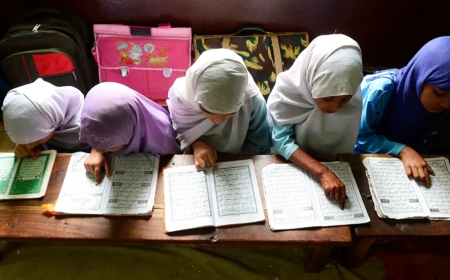 Абай облысында мектепте оқушыларға күшпен намаз оқытып, діни білім берген