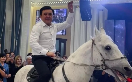 «Той үстінде үш ат мінгізді»: Заттыбек Көпбосынұлы 50 жасын дүркіретіп атап өтті (ВИДЕО)