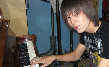 «Қол қоя алмаймын»: Димаш Құдайберген жанкүйеріне автограф беруден бас тартты