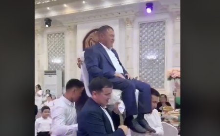 «Ажырасып кетсем де көтермес едім»: Қайын атасына құрмет көрсеткен күйеу балалар жұртқа жақпай қалды (ВИДЕО)