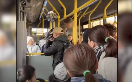 Алматыда жолаушы автобуста телефонмен қатты сөйлескен әйелді ұрып жіберген