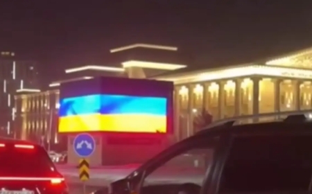 «Бұл белгі!»: «Астана Опера» театры жанындағы LED-экранда Ресей туының түсі Украина туына өзгеріп кетті