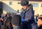 «Әкең көрмегенді сен көр»: Ауылдастары Заманбек Нұрқаділовтің ұлына құрмет көрсетті (ВИДЕО)