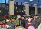 Казахстанцы несут цветы к посольству Азербайджана в Астане