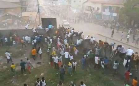 Футбол стадионында төбелес болып, 100-ден аса адам қаза тапты (видео)