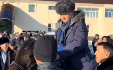 «Әкең көрмегенді сен көр»: Ауылдастары Заманбек Нұрқаділовтің ұлына құрмет көрсетті (ВИДЕО)