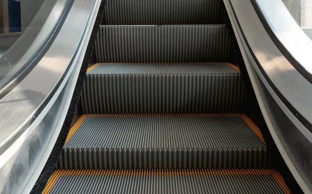 Астанада сауда орталығында әйелдің қолын эскалатор шайнап тастады