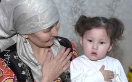 «Елім деп соққан жүрегіңнен»: ұйқысынан атып тұрып, әнұранға құрмет білдірген бүлдіршіннің кім екені белгілі болды