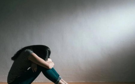 «Шашының бәрі нәжіс»: Қаскелеңде 18 жастағы қызды танысы зорлап, үйінің алдына тастап кеткен