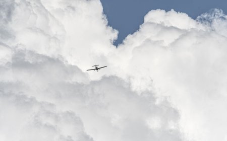 БАӘ-де ұшақ апатқа ұшырап, екі адам қаза тапты