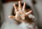 «Істі жабайық деп ұялы телефон ұсынды»: 16 жасар қызым зорланды деген әйел тергеу тоқтап тұрғанын айтты
