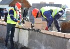 Біреуі көз жұмды: Атырауда жұмысшылар 5-қабаттан құлап кеткен