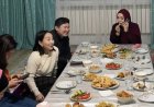 «Дастарханында түк жоқ»: Айнұр Тұрсынбаеваны қонақ еткен айтыскердің шаңырағы қызу талқыға түсті