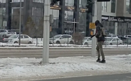 Астанчанин в камуфляже и с автоматом в руках