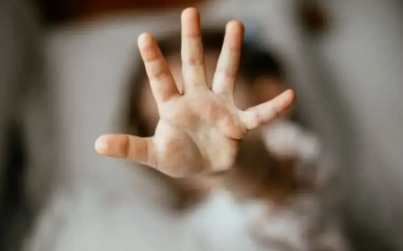 «Істі жабайық деп ұялы телефон ұсынды»: 16 жасар қызым зорланды деген әйел тергеу тоқтап тұрғанын айтты