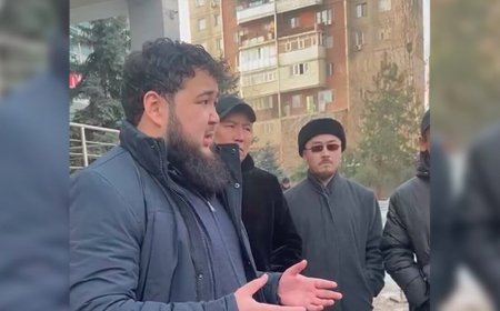 «Қажылық та, қаражат та жоқ»: Меккеге бармақ болған екі жүзге жуық адам найб имамға алданып қалды