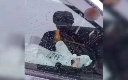 «Менің балам, өзім білемін»: Елорда тұрғыны емізулі сәбиін оталып тұрған көліктің ішінде тастап кеткен (ВИДЕО)