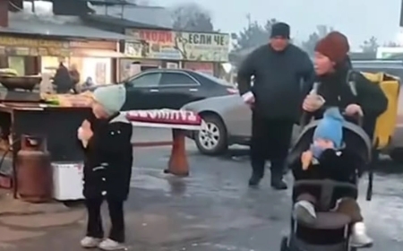 Екі баласымен курьер боп жүрген әйел жұртты жылатты