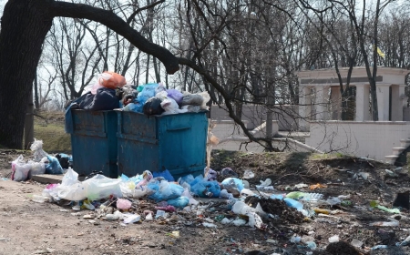 Мектеп оқушылары көшедегі қоқыс жәшігінен шала туылған нәрестені тауып алды