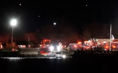 Вашингтонда ұшақ пен тікұшақ соқтығысып, өзенге құлады