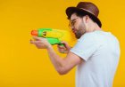 Житель Астаны получил 15 суток ареста за розыгрыш с игрушечным пистолетом в лифте