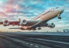 Пассажиры United Airlines засняли огонь на крыле самолёта перед взлётом в США