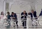 «Өз еңбегімен тапса, лақтырмас еді»: Тойда ақшаны жаңбырша жаудырғандар жұрттың ашуына тиді (ВИДЕО)