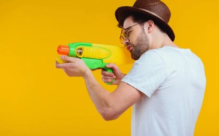 Житель Астаны получил 15 суток ареста за розыгрыш с игрушечным пистолетом в лифте