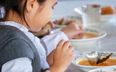 «Ыдыс жууға ерініп, балаларды бір қасықпен тамақтандырған»: Маңғыстауда тәрбиеші жұмыстан кетті